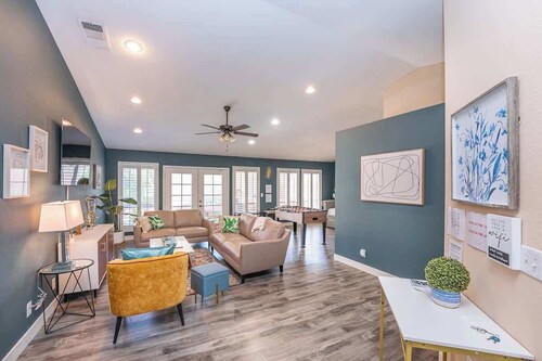 Cozy 3BR Home with pool - 9 Mi to LV Strip!