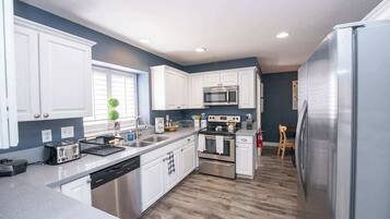 Køleskab, mikrobølgeovn, ovn, kogeplade