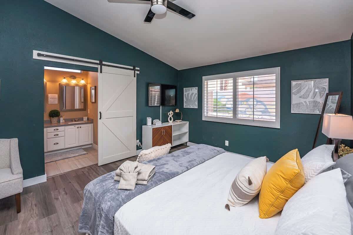 3 slaapkamers, een strijkplank/strijkijzer, reisbedje, wifi