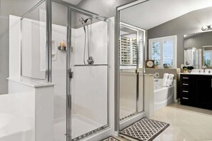 Shower, hair dryer, shampoo - Silver Star Getaways 4B3BA 3000sqft+ pool + loft (Henderson)