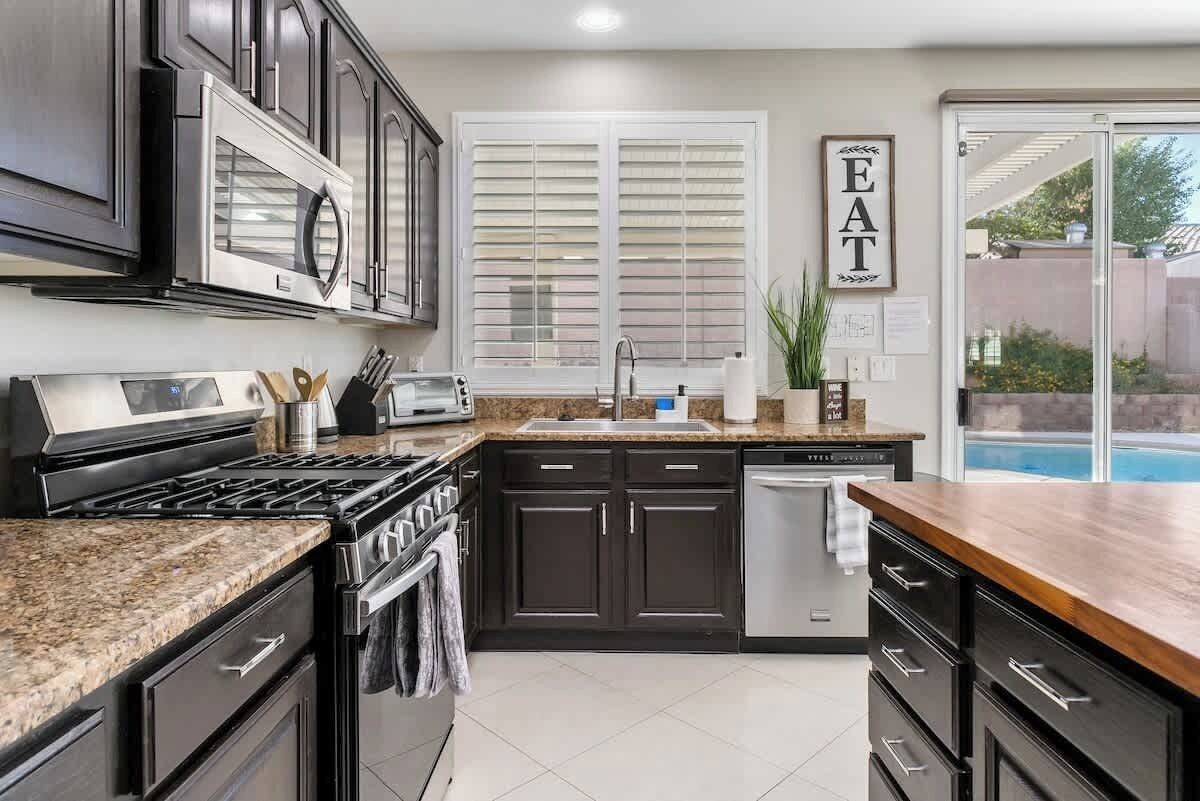 Jääkaappi, mikroaaltouuni, uuni, liesi