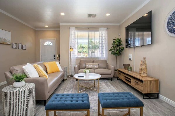 TV, offices - Fun in the Sun - Luxury 4BR Vegas Home w Pool! (Henderson)