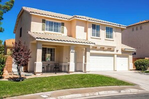 Exterior - Fun in the Sun - Luxury 4BR Vegas Home w Pool! (Henderson)