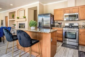 Fridge, microwave, oven, stovetop - Fun in the Sun - Luxury 4BR Vegas Home w Pool! (Henderson)