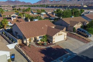 Exterior - Hideaway Getaway - Newly Remodeled 3BR Vegas Home (Henderson)
