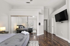 3 bedrooms, iron/ironing board, travel cot, WiFi - Hideaway Getaway - Newly Remodeled 3BR Vegas Home (Henderson)