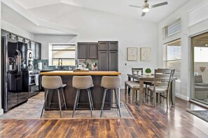 Réfrigérateur, four à micro-ondes, un four, surface de cuisson
