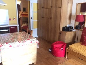 Room - Studio for 4 at ski-in/ski-out with balcony, pets allowed (Risoul)