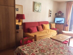 TV - Studio for 4 at ski-in/ski-out with balcony, pets allowed (Risoul)