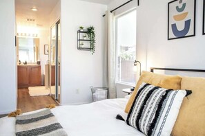 3 bedrooms, iron/ironing board, travel crib, WiFi - Royal Skyline -Spacious & Modern 3BR w Pool (Henderson)