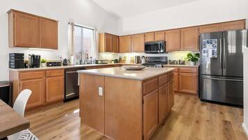 Refrigerador, microondas, horno, placa de cocina