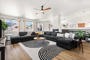 TV, fireplace, Netflix, streaming services - Royal Skyline -Spacious & Modern 3BR w Pool (Henderson)