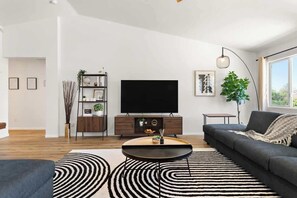 TV, fireplace, Netflix, streaming services - Royal Skyline -Spacious & Modern 3BR w Pool (Henderson)