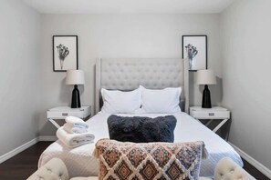 5 habitaciones, tabla de planchar con plancha, cuna de viaje y wifi 