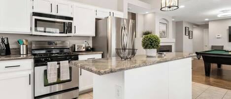 Een koelkast, een magnetron, een oven, een kookplaat