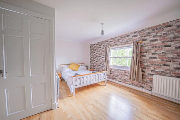 1 Schlafzimmer, BĂŒgeleisen/BĂŒgelbrett, kostenloses WLAN, BettwĂ€sche
