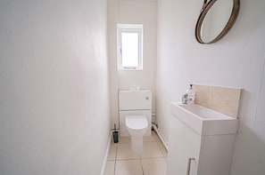 Ensemble douche/baignoire, serviettes fournies, savon, papier toilette