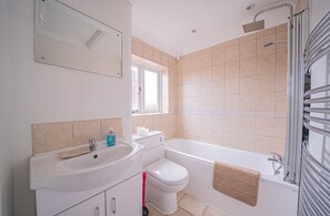 Ensemble douche/baignoire, serviettes fournies, savon, papier toilette