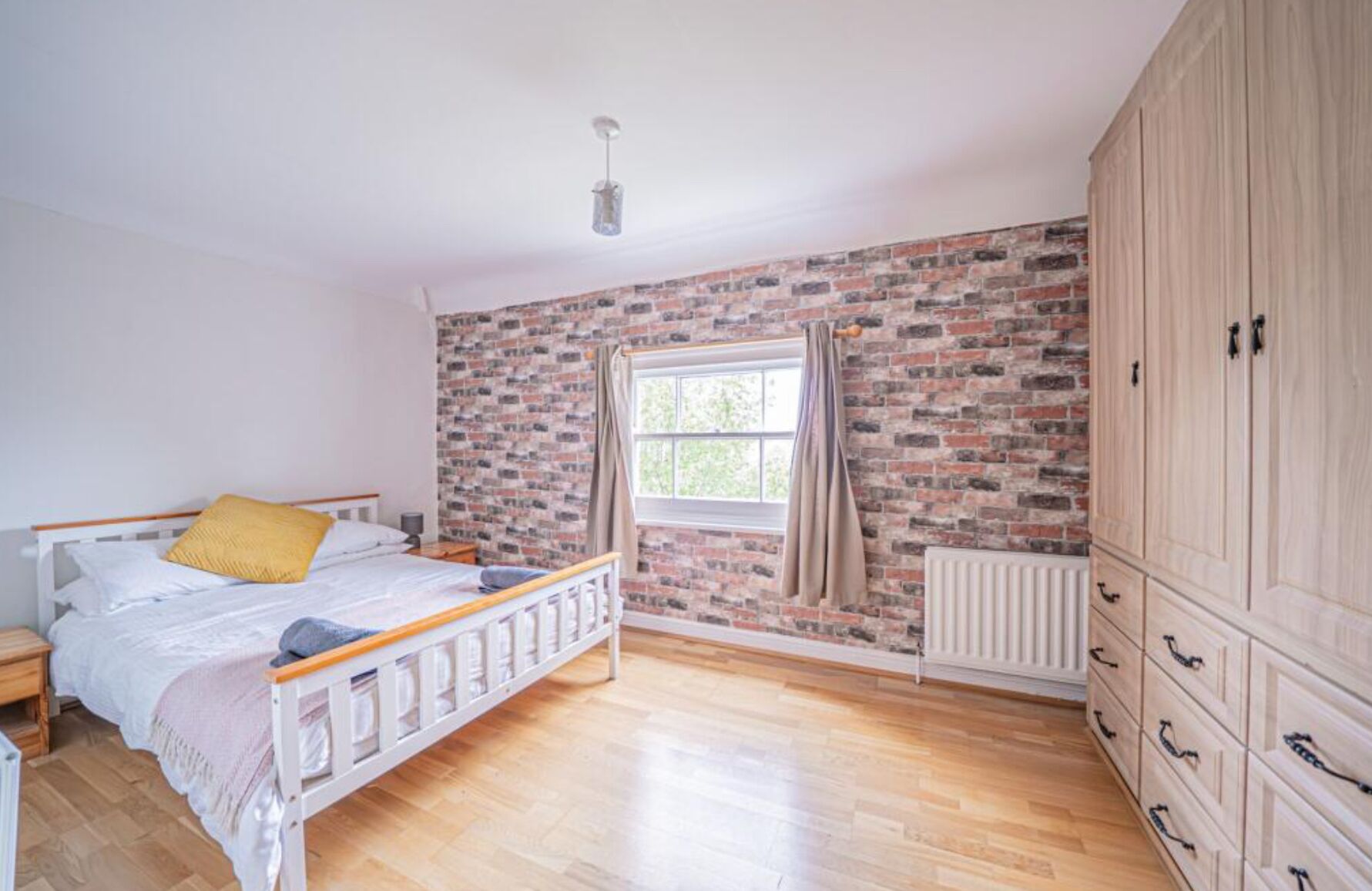 1 slaapkamer, een strijkplank/strijkijzer, gratis wifi, beddengoed