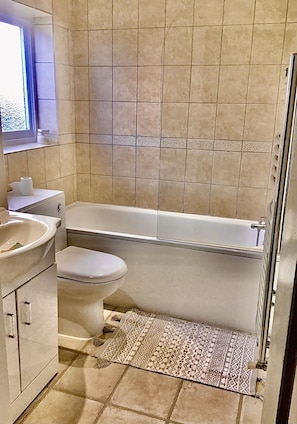 Ensemble douche/baignoire, serviettes fournies, savon, papier toilette