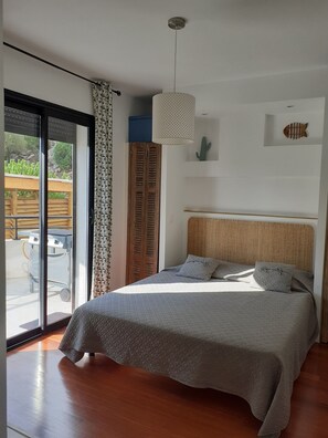 2 makuuhuonetta, silitysrauta/-lauta, vauvan matkasänky, ilmainen Wi-Fi