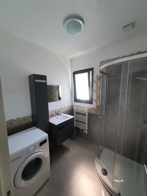 Dusche, Haartrockner, Handtücher, Seife