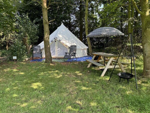 Cabin | Outdoor dining - Spacious Bell Tent at Herigerbi Park, Lincolnshire (Grantham)