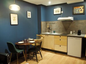 Fridge, microwave, oven, stovetop - Ecolodge building with 4 two-room apartments for 14 people (Bordeaux)