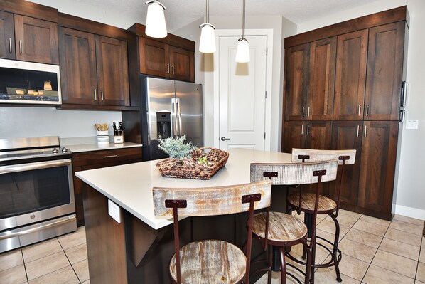 Jääkaappi, mikroaaltouuni, uuni, liesi