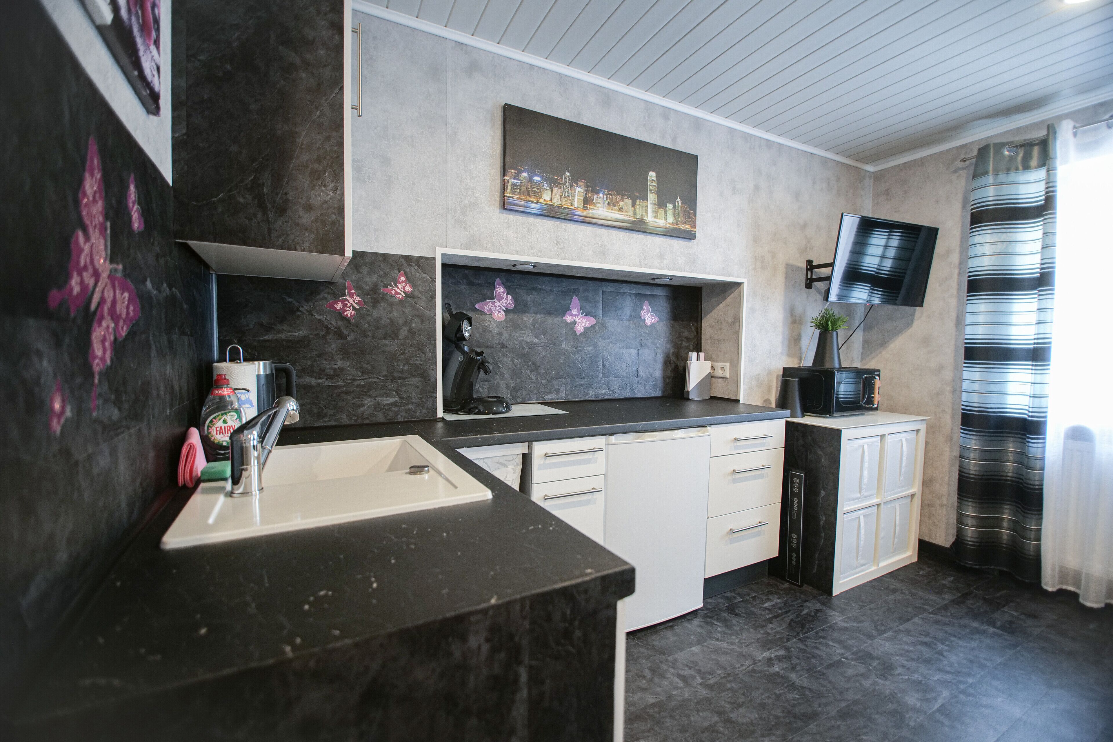 Een microgolfoven, een broodrooster, een eettafel