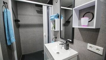 Douche, sĂšche-cheveux, serviettes fournies, savon