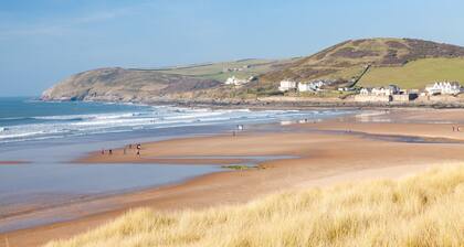 Stylish and spacious countryside cottage, sleeps 4, with hot tub near coast.