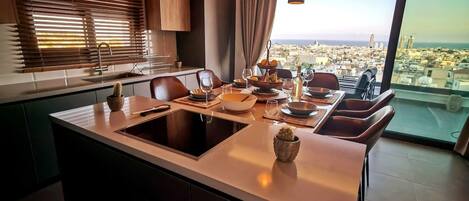 Huoneisto | Yksityinen keittiö | Jääkaappi, uuni, liesi, vedenkeitin