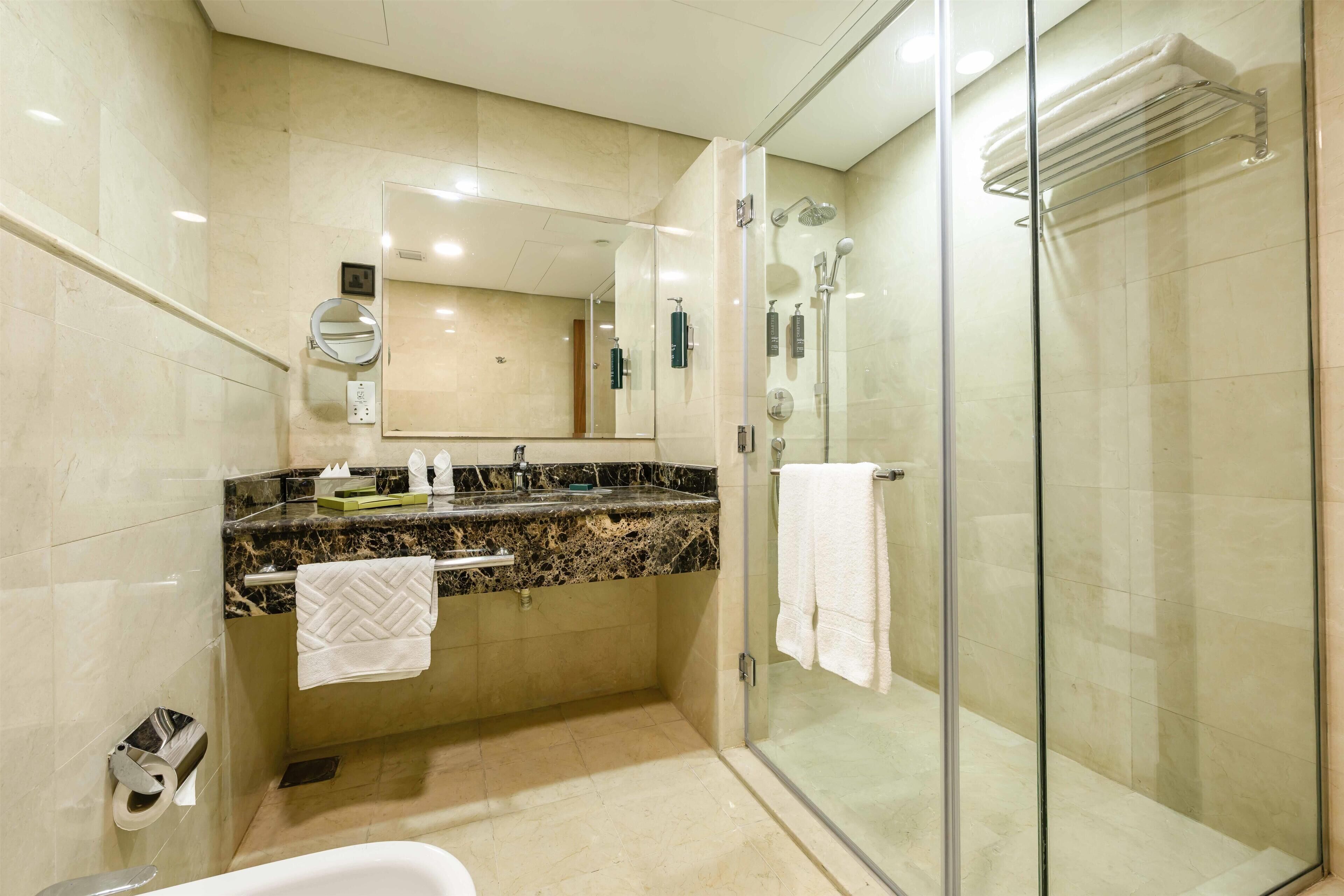 Separate tub and shower, deep soaking tub, free toiletries, hair dryer