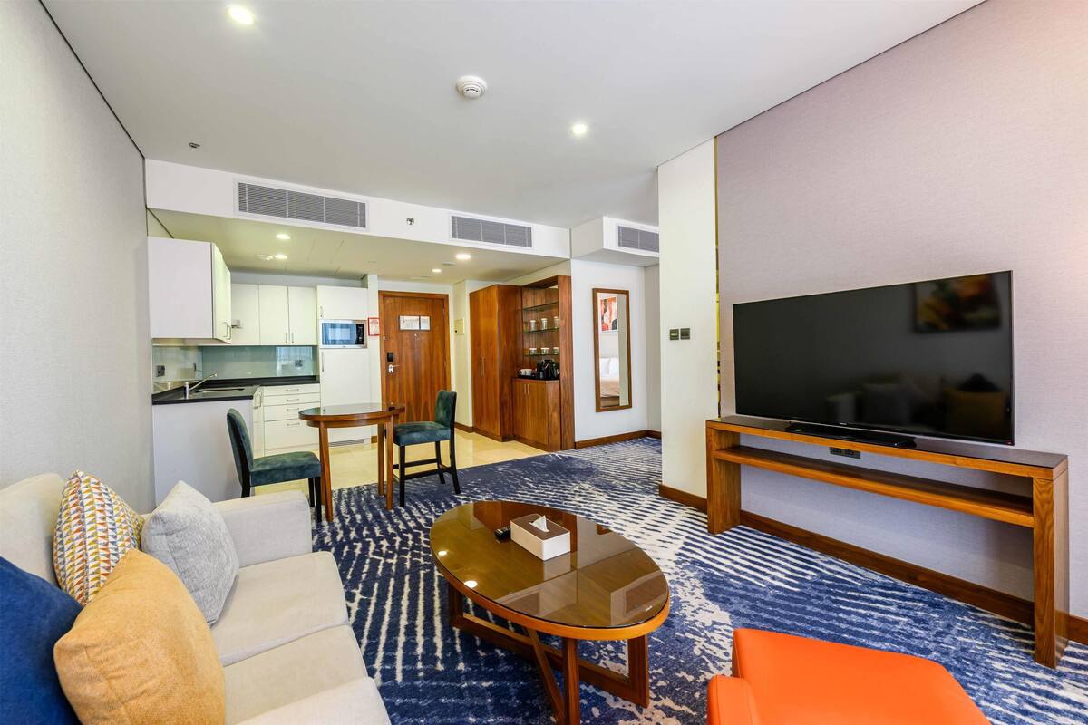 Suite – junior, 1 kingsize-seng (Premium) | Oppholdsområde | En 55-tommers Flatskjerm-TV med Parabol-TV samt TV