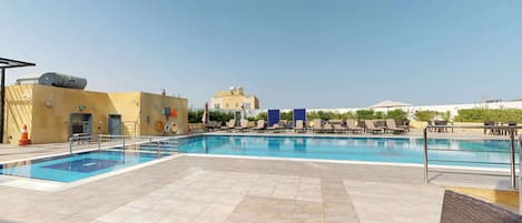 Piscine extérieure, parasols de plage, chaises longues