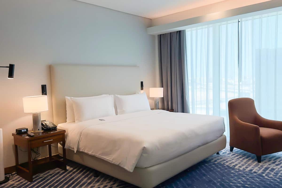 Junior suite, 1 kingsize bed (Premium) | Luxe beddengoed, een kluis op de kamer, geluiddichte muren