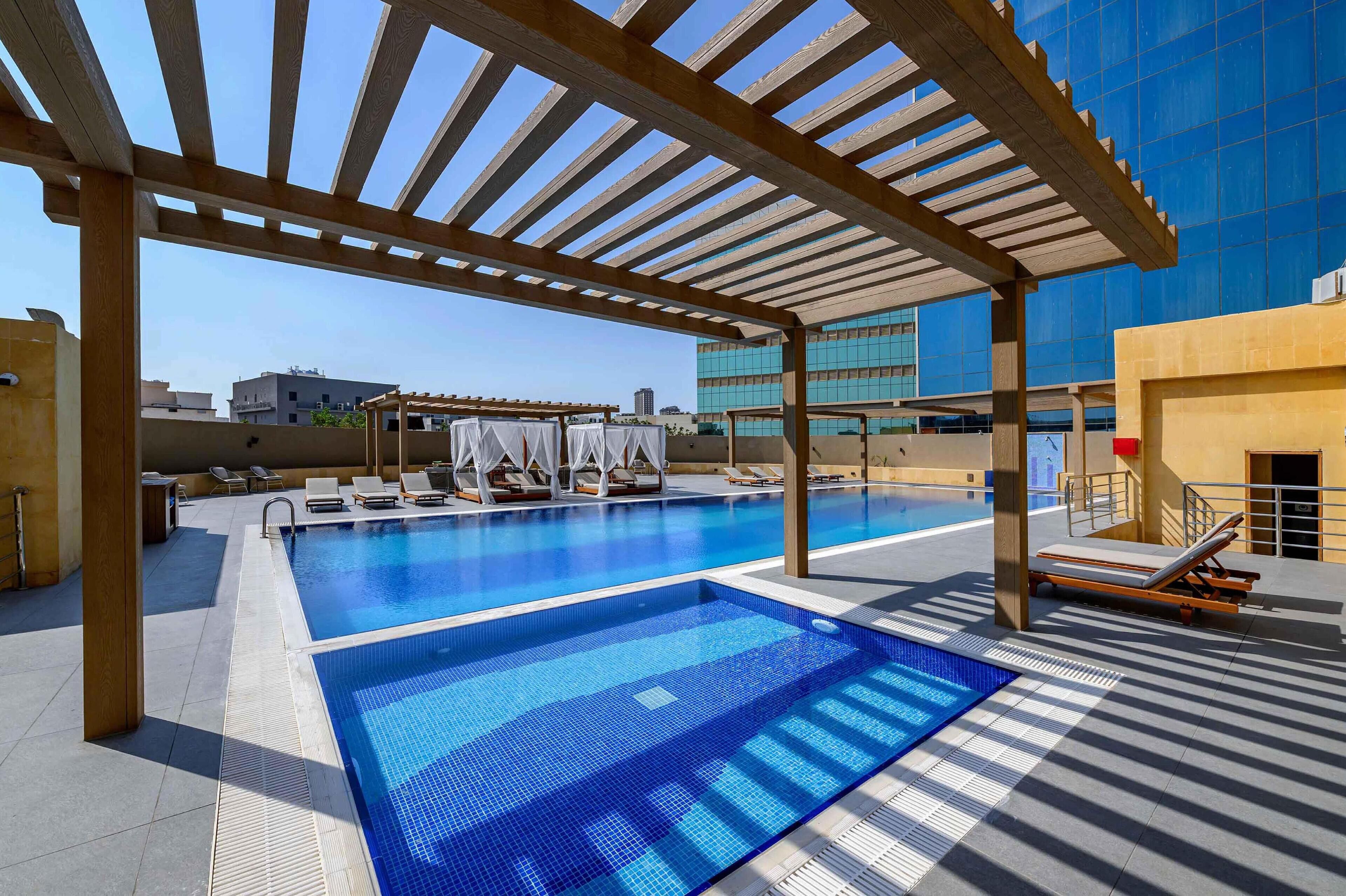 Außenpool, Sonnenschirme, Liegestühle