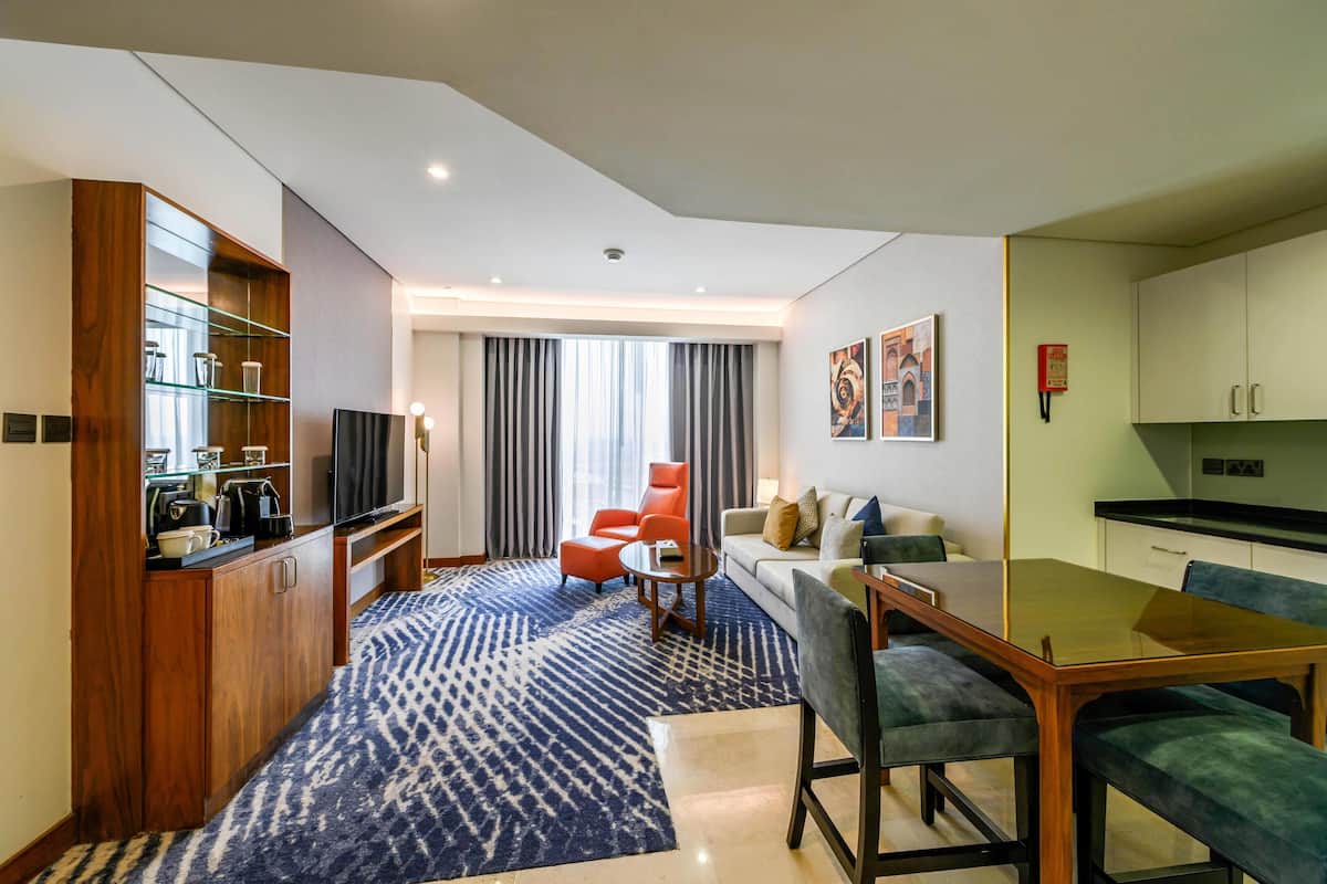 Suite – premium, 1 kingsize-seng | Oppholdsområde | En 55-tommers Flatskjerm-TV med Parabol-TV samt TV