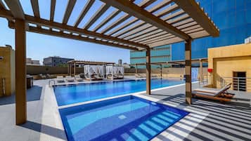 Utomhuspool, parasoller och solstolar