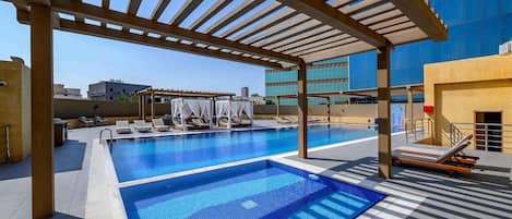 Außenpool, Sonnenschirme, Liegestühle