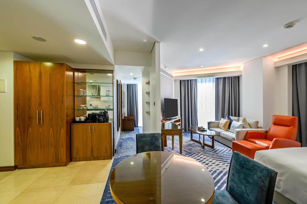 Premium Studio, 1 King Bed | Living area