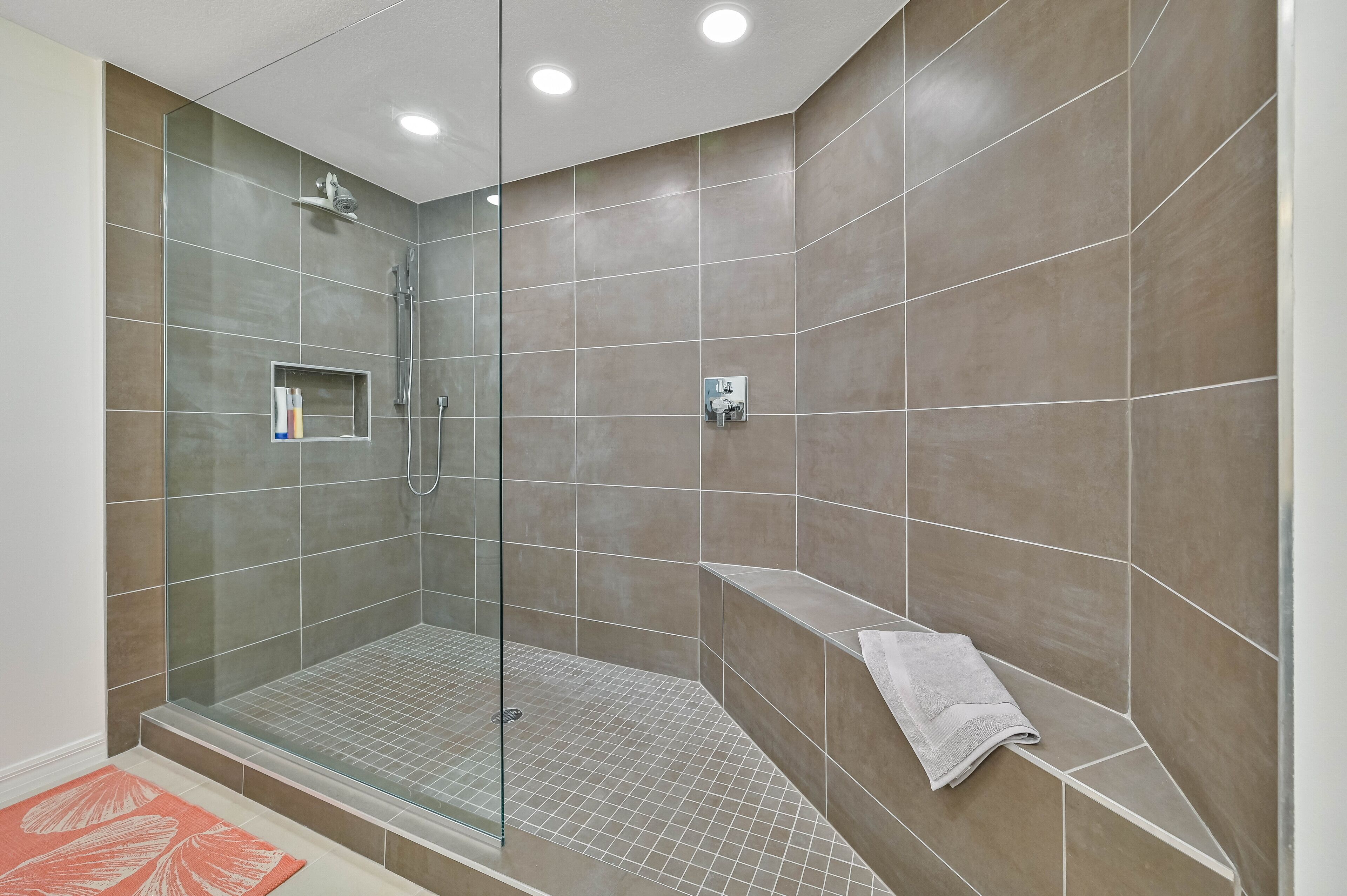 Ensemble douche/baignoire, sèche-cheveux, serviettes fournies