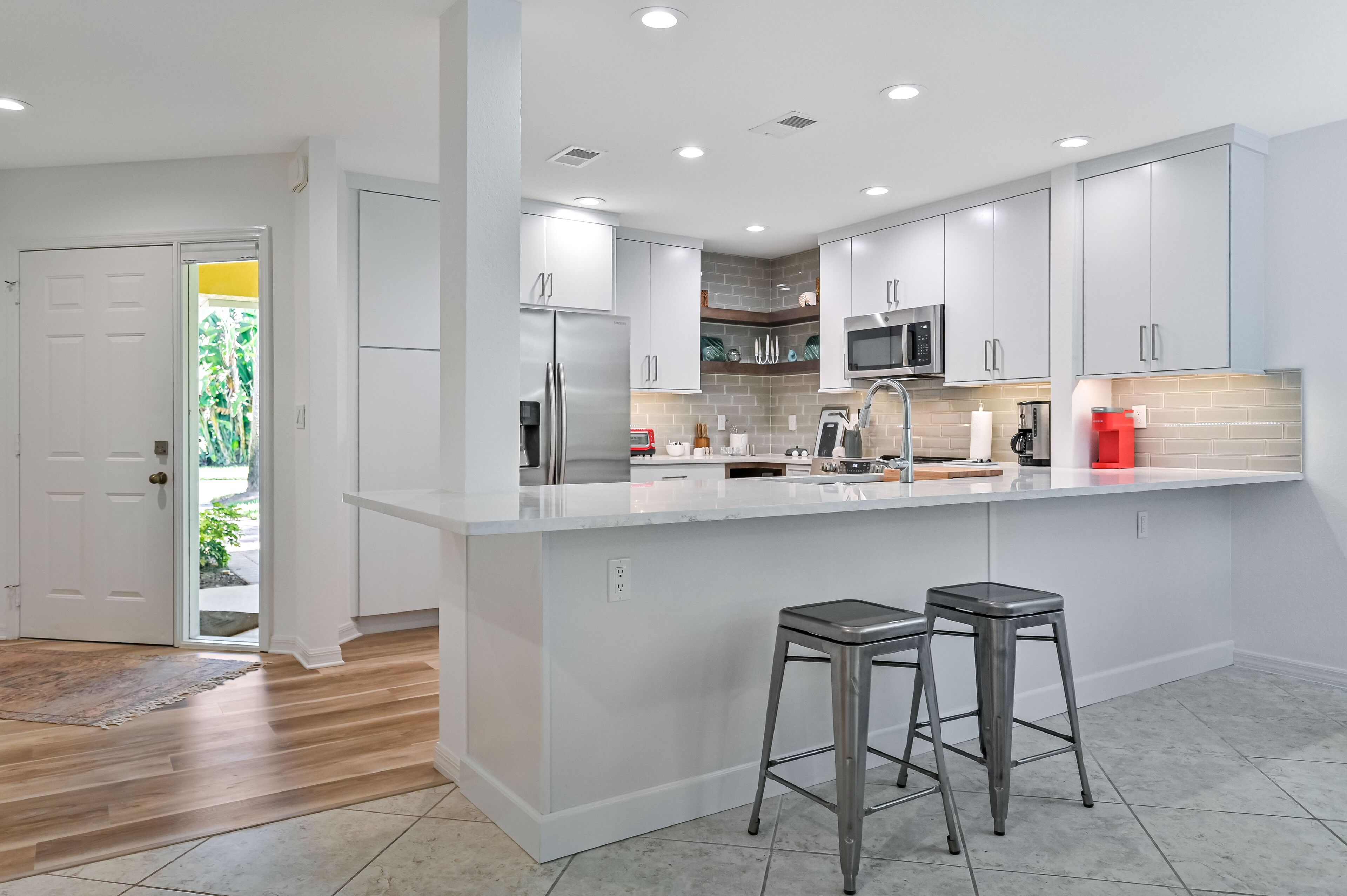 Réfrigérateur, micro-ondes, four, plaque de cuisson