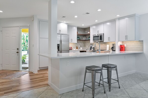 KĂŒhlschrank, Mikrowelle, Ofen, Herdplatte