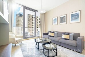 Deluxe-Apartment | Wohnbereich | 55-Zoll-Smart-TV mit Kabelempfang, Fernseher