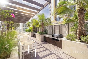 Deluxe-Apartment | Gemeinsame Küchenausstattung | Großer Kühlschrank, Mikrowelle, Ofen, Herdplatte