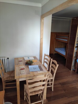 Dining - Charming south-facing studio-cabin for 4 people (Font-Romeu-Odeillo-Via)