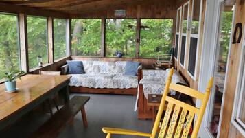 Smart TV, fireplace, DVD player, stereo