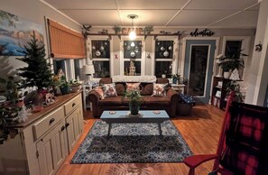 Smart TV, fireplace, DVD player, stereo - "Andy's Place" (Abbot)